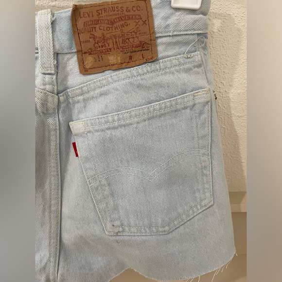 Levi’s 501 High Rise Denim Jean Shorts Distressed Light Wash Size 10 Girls/XS - Picture 13 of 13